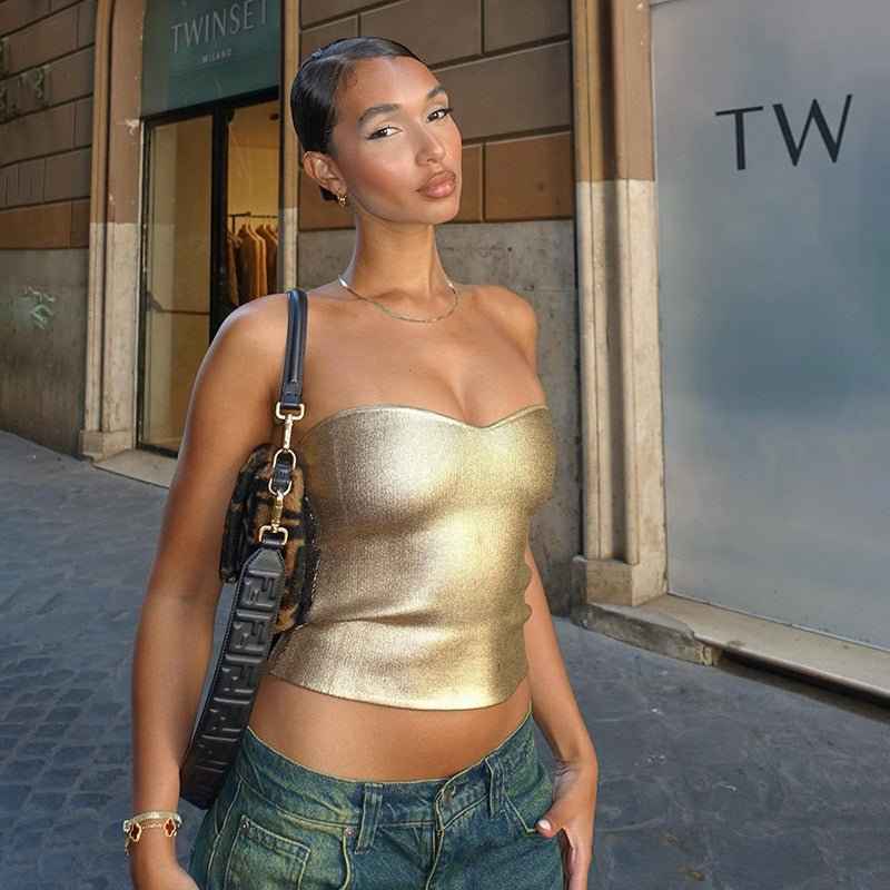 Lina – Trägerloses Metallic-Top mit figurbetontem Schnitt