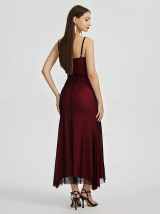 Lina – Figurbetontes Kleid mit Mesh-Details und asymmetrischem Saum in Weinrot - Cecile Lavelle