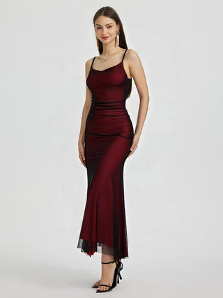 Lina – Figurbetontes Kleid mit Mesh-Details und asymmetrischem Saum in Weinrot - Cecile Lavelle
