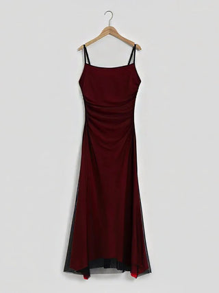 Lina – Figurbetontes Kleid mit Mesh-Details und asymmetrischem Saum in Weinrot - Cecile Lavelle