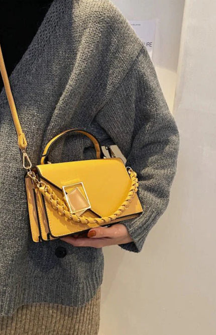 Emma – Sac bandoulière structuré avec détail chaîne et fermeture géométrique