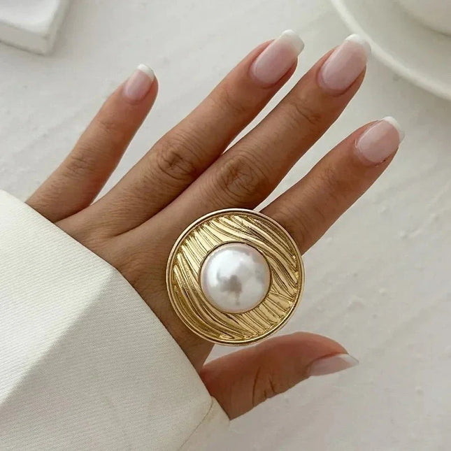 Clara – Damenring im Vintage-Stil mit großer Kunstperle