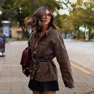 Malia – Taillierte Jacke mit Animalprint in Schokobraun - Cecile LavelleLeopard