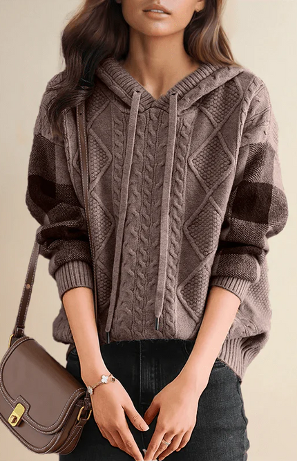Lina – Oversize Strick Hoodie mit Zopfmuster & Karomusterärmeln für Damen