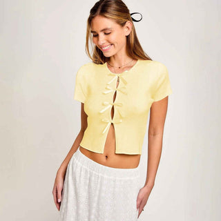 Mia – Geripptes Kurzarmtop mit Satinschleifen und Cut - out - Detail - Cecile LavelleRosa