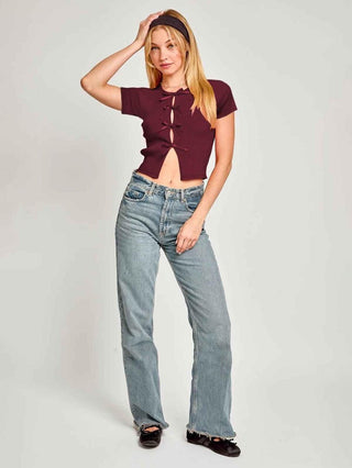 Mia – Geripptes Kurzarmtop mit Satinschleifen und Cut - out - Detail - Cecile LavelleRot