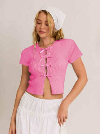 Mia – Geripptes Kurzarmtop mit Satinschleifen und Cut - out - Detail - Cecile LavelleRosa