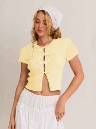 Mia – Geripptes Kurzarmtop mit Satinschleifen und Cut - out - Detail - Cecile LavelleGelb