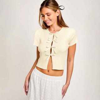 Mia – Geripptes Kurzarmtop mit Satinschleifen und Cut - out - Detail - Cecile LavelleWeiß