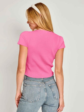 Mia – Geripptes Kurzarmtop mit Satinschleifen und Cut - out - Detail - Cecile LavelleRosa