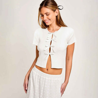 Mia – Geripptes Kurzarmtop mit Satinschleifen und Cut - out - Detail - Cecile LavelleWeiß