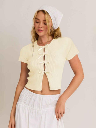 Mia – Geripptes Kurzarmtop mit Satinschleifen und Cut - out - Detail - Cecile LavelleBeige