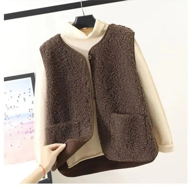 Liv – Kuschelige Damen Weste aus Teddyfell mit Knöpfen & Taschen