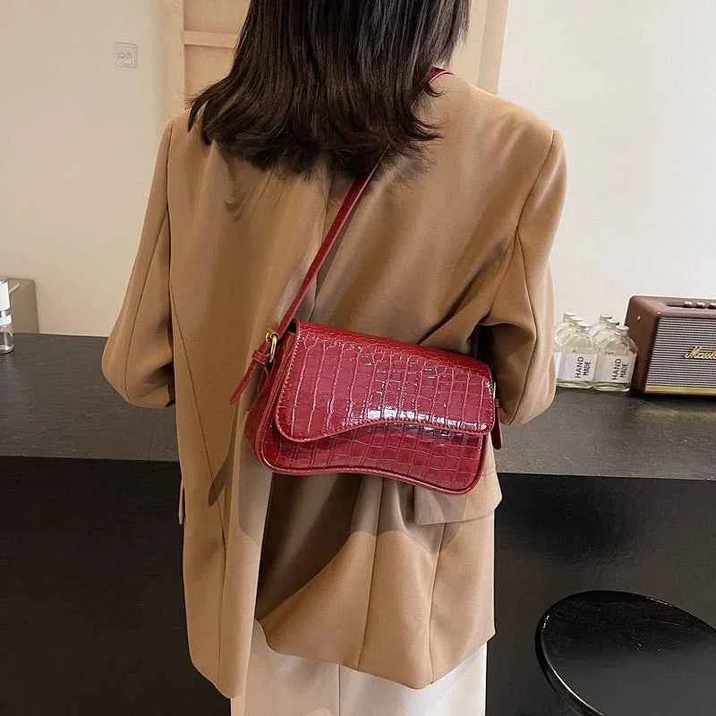 Mila – Women's shoulder bag with textured surface and wave flap