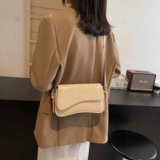 Mila – Damen - Schultertasche mit strukturierter Oberfläche und Wellenklappe - Cecile LavelleBeige