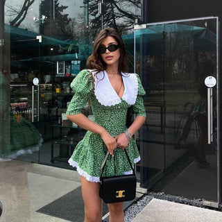 Mini Kleid mit Puffärmeln und Spitzenkragen - Cecile LavelleGrün