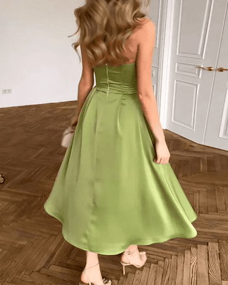 Mira – Midikleid im Satin - Look mit Herzausschnitt und schwingendem Rock - Cecile LavelleGrün
