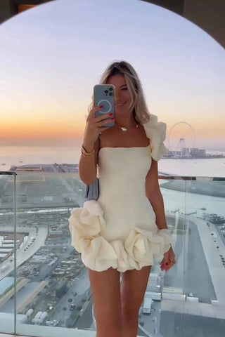 mirena – asymmetrisches minikleid mit rüschen und blumenvolants - Cecile LavelleCremeweiß