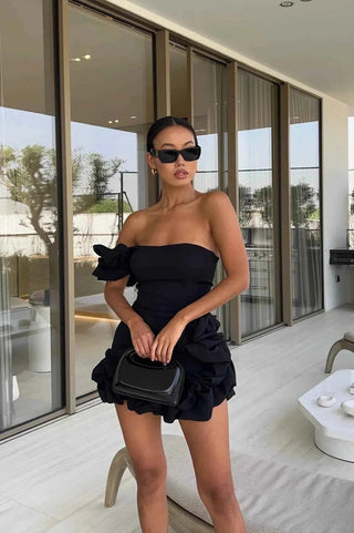 mirena – asymmetrisches minikleid mit rüschen und blumenvolants - Cecile LavelleKlassischem schwarz