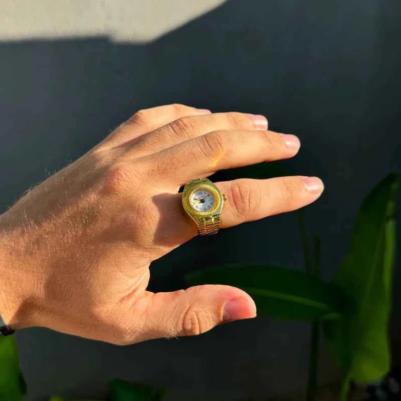 Moderne Muse Ringuhr