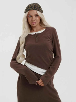 Noelle – Zweiteiliges Lounge Set mit Kontrastbund & weitem Bein - Cecile LavelleBraun