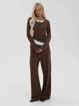 Noelle – Zweiteiliges Lounge Set mit Kontrastbund & weitem Bein - Cecile LavelleBraun