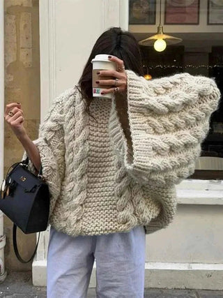 Nola – Oversize Grobstrickpullover Damen mit Zopfmuster & Weiten Ärmeln im Handmade - Look - Cecile LavelleBeige