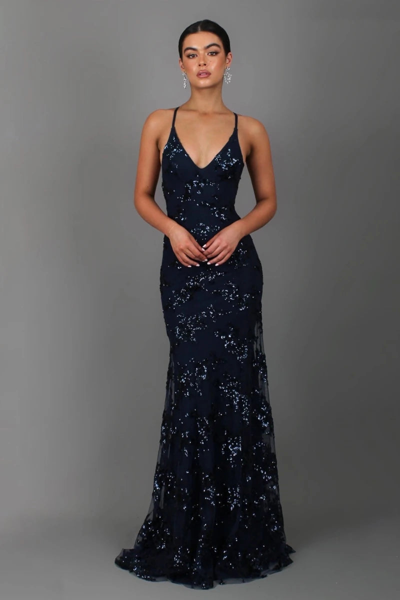 Nora – bodenlanges Abendkleid mit Paillettenstickerei, tiefem Rückenausschnitt und Spaghettiträgern