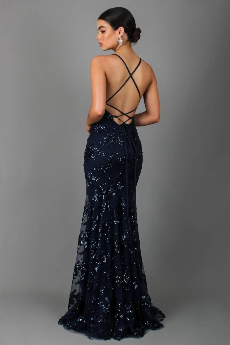 Nora – bodenlanges Abendkleid mit Paillettenstickerei, tiefem Rückenausschnitt und Spaghettiträgern
