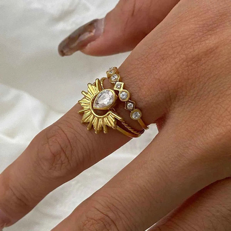 Nora – Women's ring set with crystal setting and sunray design