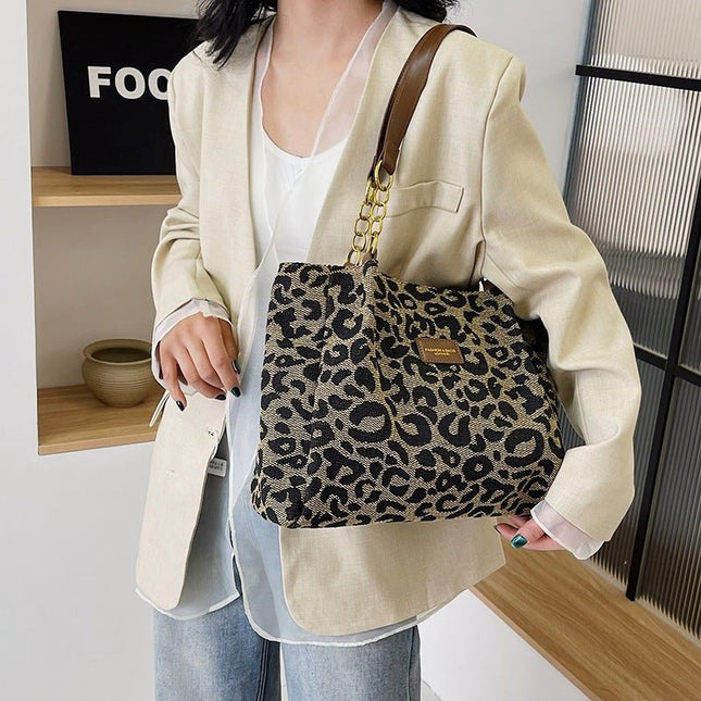 Leona – Tragetasche mit Leopardenmuster und Goldkette