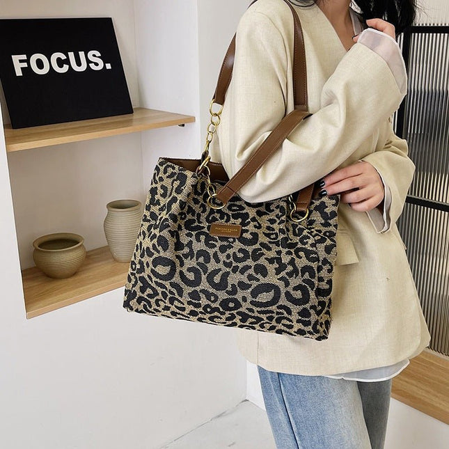 Leona – Tragetasche mit Leopardenmuster und Goldkette