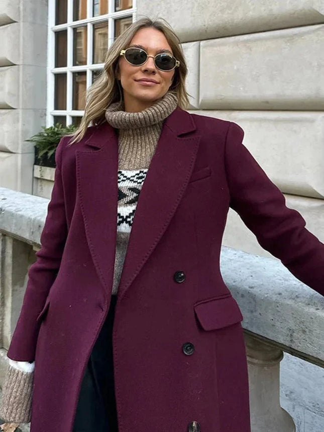 Amélie – Eleganter Trenchcoat in Bordeaux mit Doppelreiher & Reverskragen