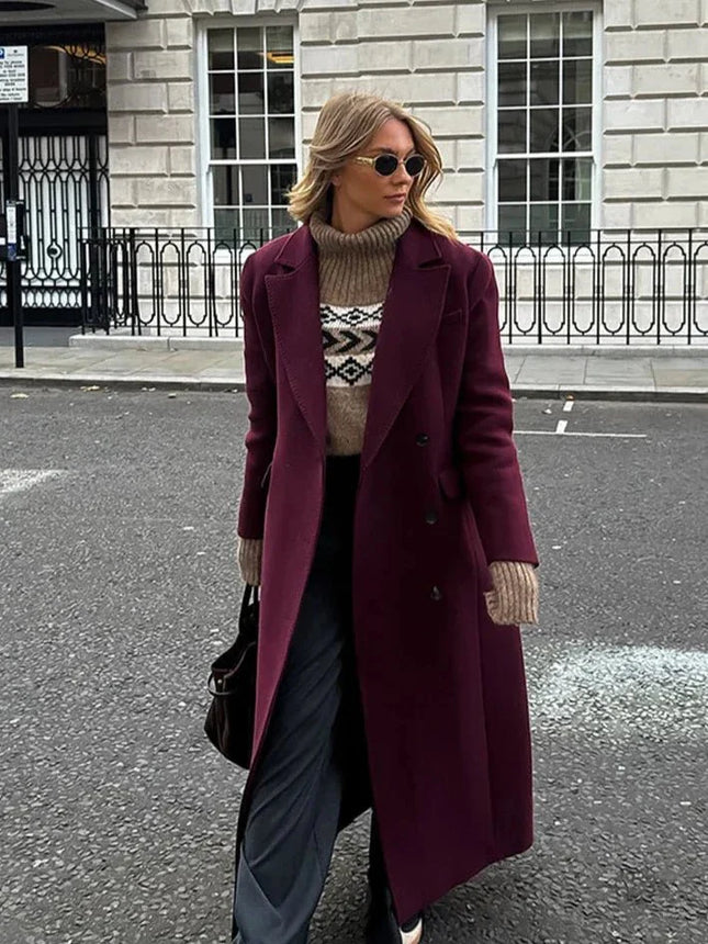 Amélie – Eleganter Trenchcoat in Bordeaux mit Doppelreiher & Reverskragen