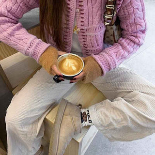 Ruby – Weit geschnittene Cordhose mit hoher Taille in Creme - Cecile LavelleKhaki