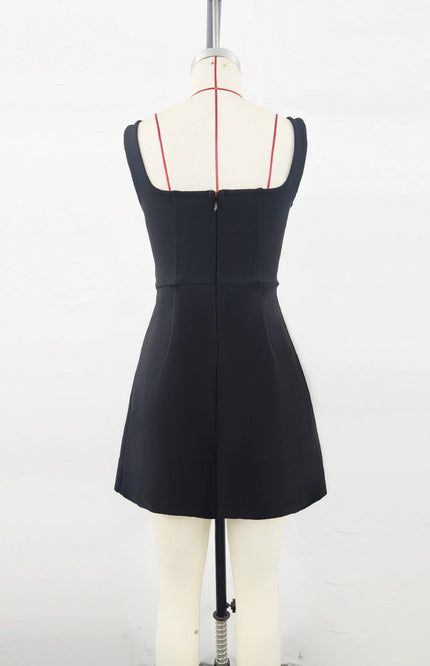 maelle – schwarzes minikleid mit strassdetails und eckigem ausschnitt