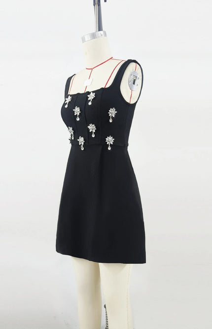 maelle – schwarzes minikleid mit strassdetails und eckigem ausschnitt