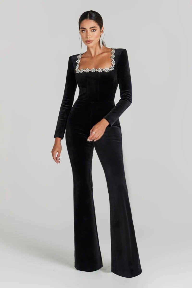 solène – velvet schwarzer Jumpsuit mit Strass-Dekolleté