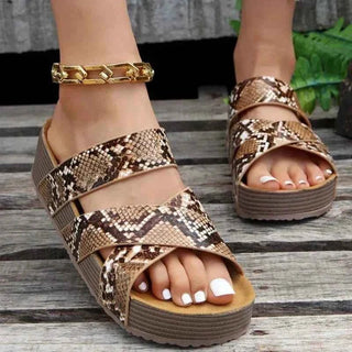 Solina – Komfortable Plateau - Sandalen mit geflochtenem Riemen & Cross - Design - Cecile LavelleTier
