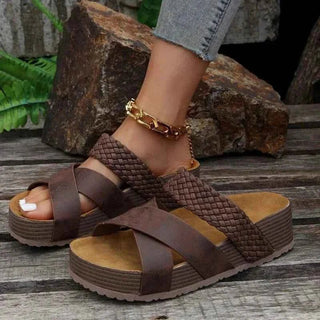 Solina – Komfortable Plateau - Sandalen mit geflochtenem Riemen & Cross - Design - Cecile LavelleBrau