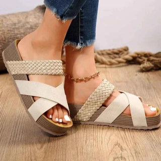 Solina – Komfortable Plateau - Sandalen mit geflochtenem Riemen & Cross - Design - Cecile LavelleBeige