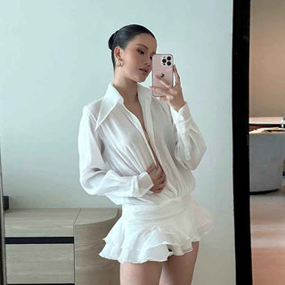 Soraya – Luftiges Wickelkleid mit Rosendetail & Volantrock - Cecile LavelleWeiss