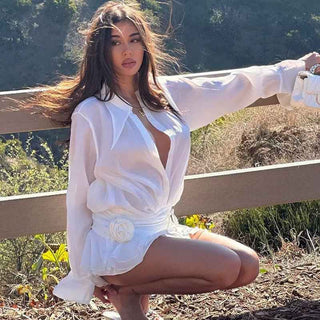 Soraya – Luftiges Wickelkleid mit Rosendetail & Volantrock - Cecile LavelleWeiss