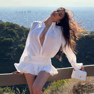 Soraya – Luftiges Wickelkleid mit Rosendetail & Volantrock - Cecile LavelleWeiss