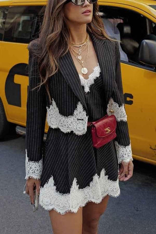 Valentina – Zweiteiliges Blazer - Kleid mit Nadelstreifen und Spitzenbesatz - Cecile LavelleGestreift