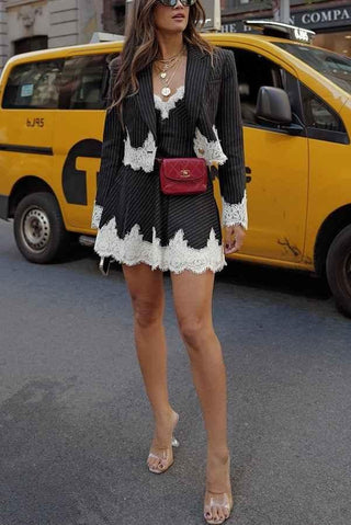 Valentina – Zweiteiliges Blazer - Kleid mit Nadelstreifen und Spitzenbesatz - Cecile LavelleGestreift