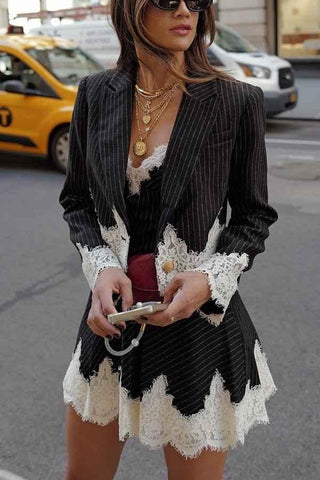 Valentina – Zweiteiliges Blazer - Kleid mit Nadelstreifen und Spitzenbesatz - Cecile LavelleGestreift