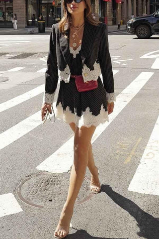 Valentina – Zweiteiliges Blazer - Kleid mit Nadelstreifen und Spitzenbesatz - Cecile LavelleGestreift
