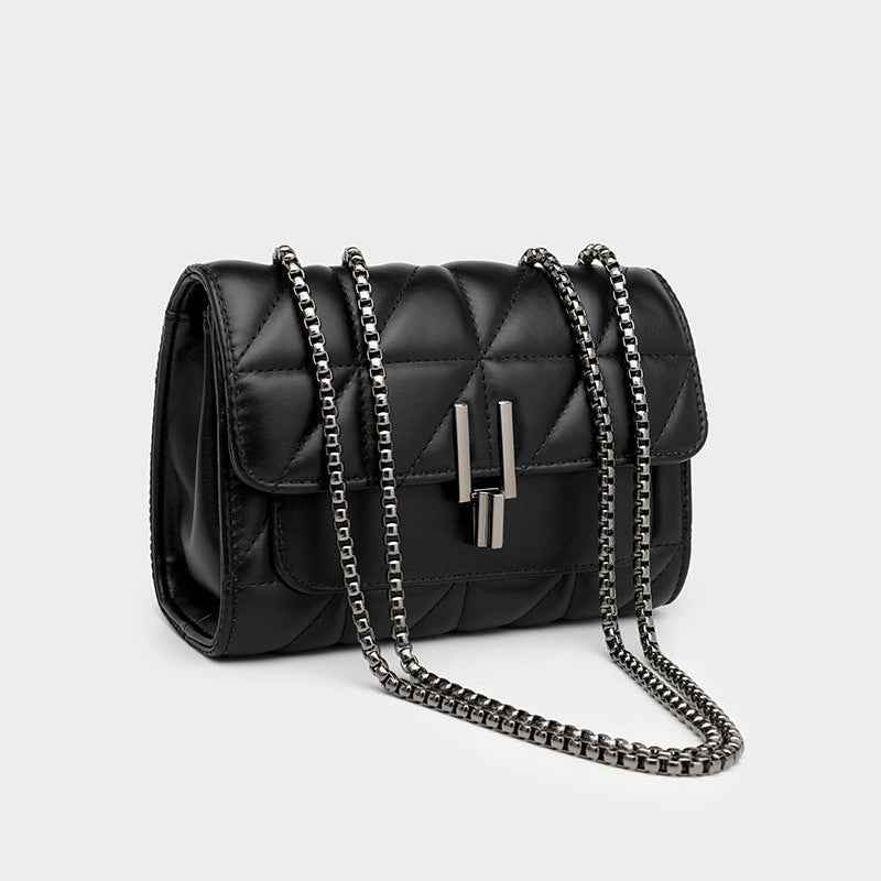 Valeria – quilted shoulder bag in faux leather with metal chain