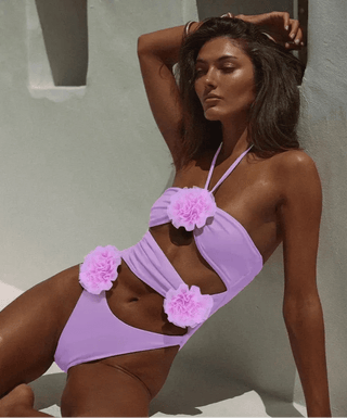 Zara – Sexy Cut - Out Monokini mit 3D - Blumen & Neckholder - Cecile LavelleLila